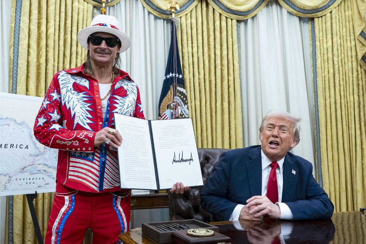 ChuckCallesto's tweet photo. BREAKING REPORT: Kid Rock planning SPECIAL SUPRISE for Halftime Show this Sunday. https://t.co/fNquDYbpD5