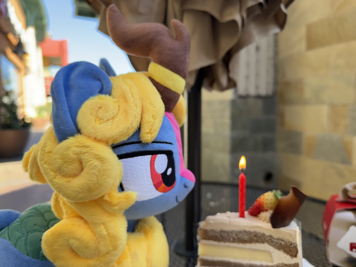 AviatorKirin's tweet photo. Birthday time for the kirin! https://t.co/Vexrn2uiY3