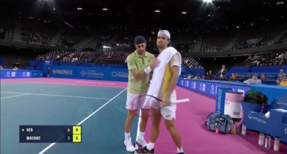edgeAIapp's tweet photo. Tomas Machac retired while 5-4 up vs Arthur Gea in set 2 

Picked up a knee injury and didn’t continue https://t.co/l1KmyaN9rK