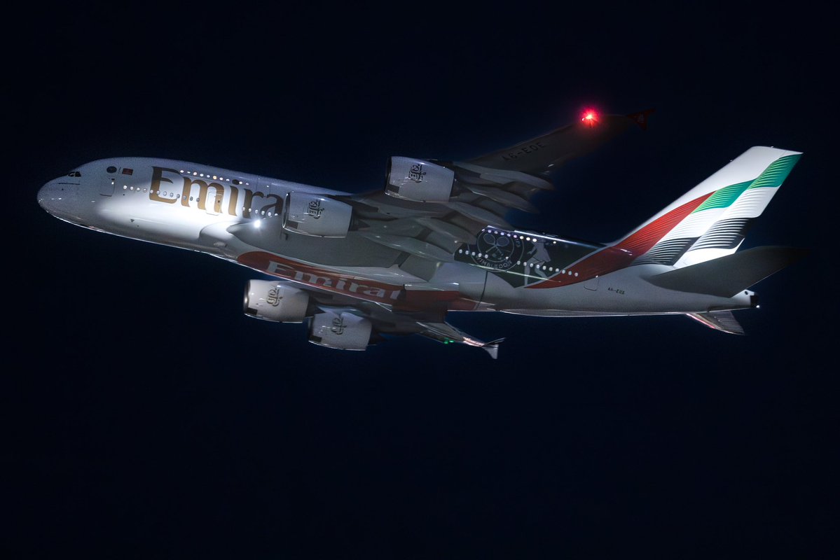 BondsSam's tweet image. 2026.2.1 成田空港
Emirates (Wimbledon Livery) 
A380-861 A6-EOE
スペマ機だったので、仕事から帰宅後夜練で成田に展開しました。満月に近かったので月明かりも拾えましたが、いかんせんスペマ機ってわかりづらいですね。
#成田空港 #Emirates #A380
