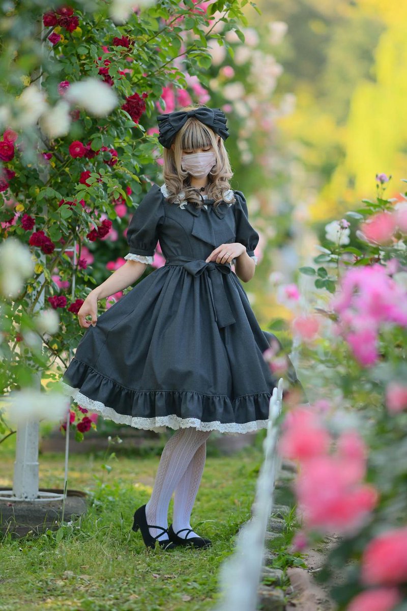 fashionsnap's tweet photo. 1着につき高級スーツ2着分の生地を贅沢に使用し、スーツではデザインされないような大胆なギャザーやカーブによって、その生地の艶や豊かな風合いを表現する「尾州ロリィタ」のドレス。
生地職人からは「かえってスーツよりも生地の良さが出ている」といった声も。 https://t.co/BlyjoKMCl9