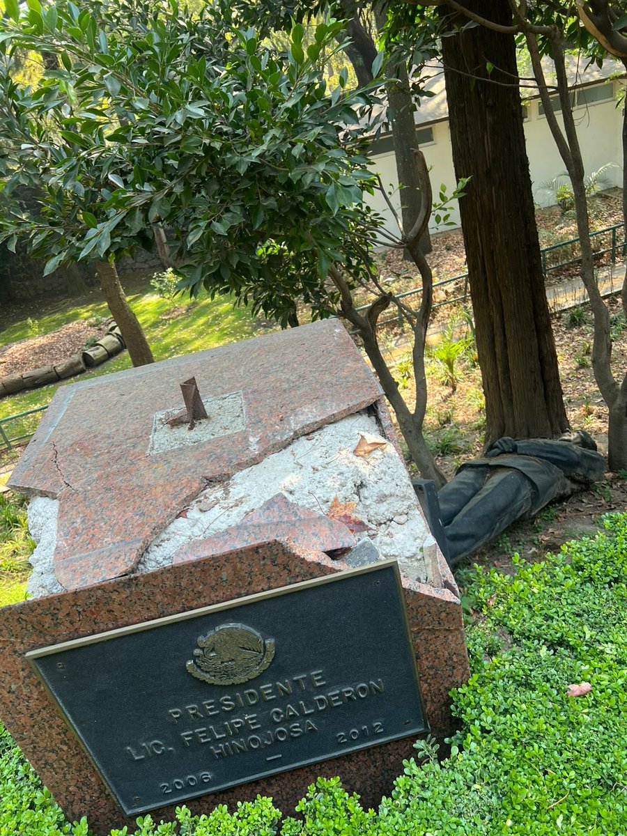 losexpulsados's tweet photo. Aunque vuelvan a levantar la estatua se caerá nuevamente por Empedocles https://t.co/58neeXwVWJ