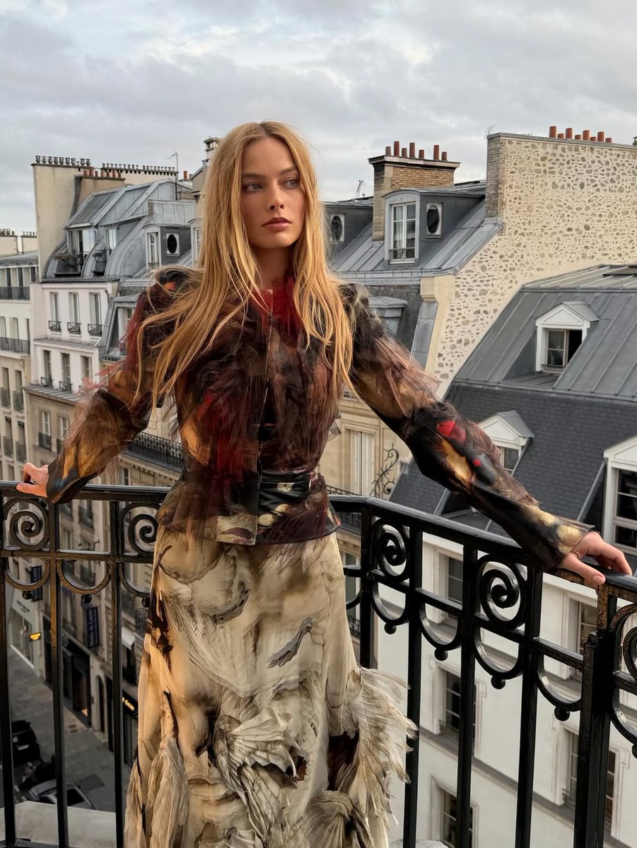 Margot Robbie looks so amazing wearing this Maison Margiela look in London