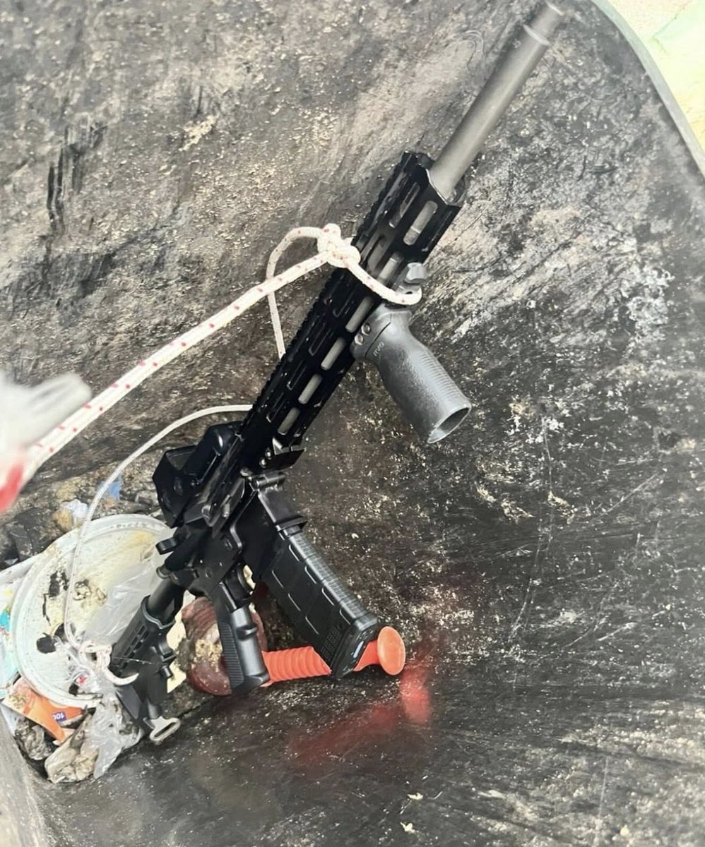 uytendencias's tweet photo. “Cerro Norte”

Porque se encontró en un pasaje un subfusil R15 que se presume fue usado para balear el blindado de la Republicana 

Ni en el Call of Duty están esos https://t.co/9O3oggEdrS
