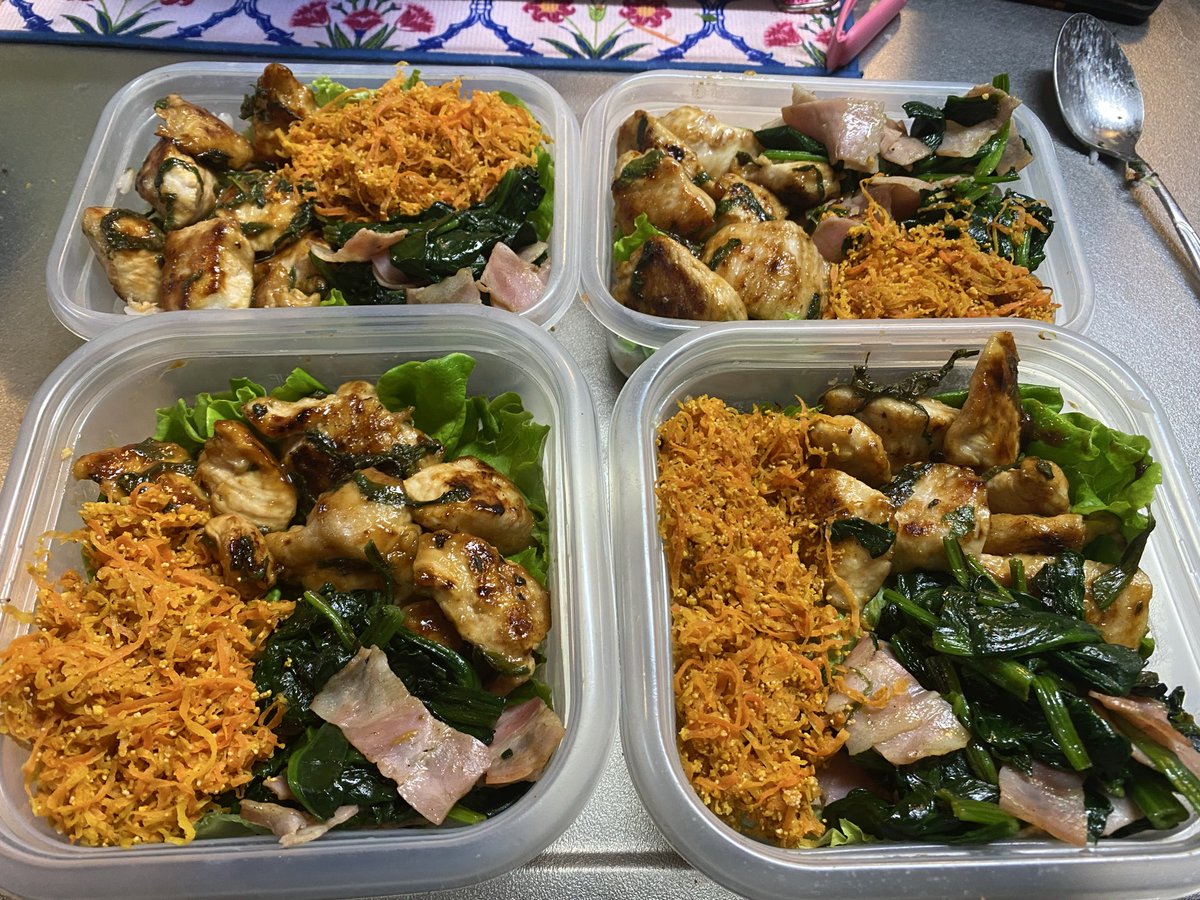 弁当🍱4日分
胸肉の大葉梅肉和え🍖
ほうれん草とベーコン🥓🥬
バターソテー   人参しりしり🥕 #オッサンの弁当作り