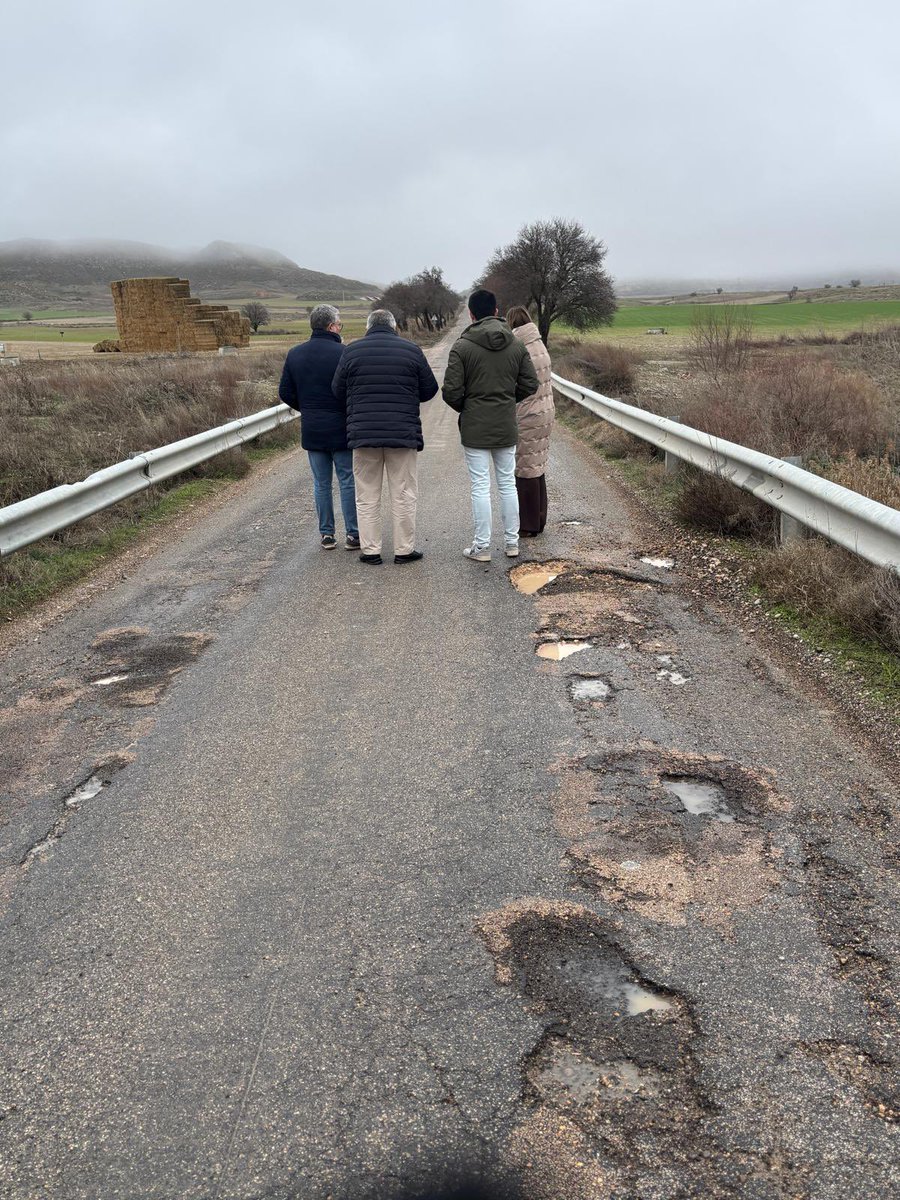 Las carreteras de Page, como las vías de tren de Puente, son un peligro para la vida de los castellanomanchegos.

📸 No, no es un camino de cabras. Es la CM 2054, en Illana, 7 kms de carretera regional competencia del gobierno CLM en un estado grave de falta de mantenimiento.