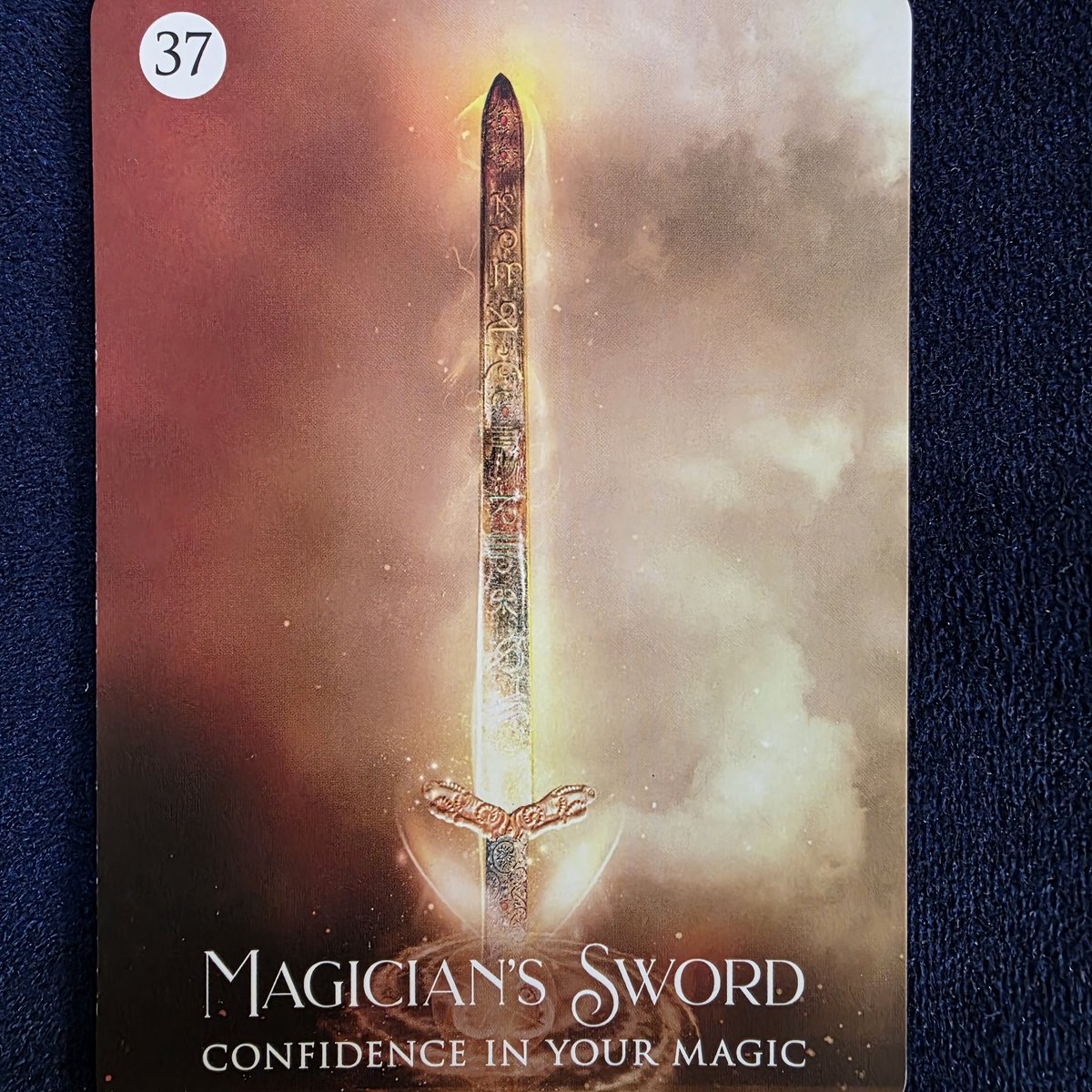🌈ワンオラクル🌈

魔術師の剣

あなたが持っている剣は
道具であって武器では
ありません
有害な人や場所と
闘うのではなく
関係を断ち切って下さい
あなたの資質　思考　言葉
価値観　経験は知恵であり剣です
磨かれた剣を
有意義に使って下さい

とメッセージが届きました💖

素敵な1日を🍀