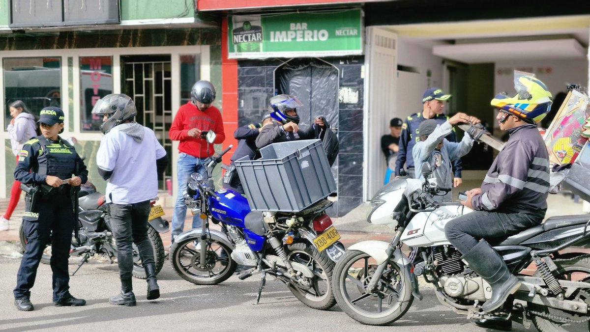 PoliciaBogota's tweet photo. #AEstaHora 🚨| Desde la zona de tolerancia de #7DeAgosto realizamos un operativo con 400 uniformados que realizan controles en comercios y registro a personas.

🔎10 establecimientos sellados
🔎4 capturados por porte de armas, estupefacientes y falsedad marcaria
🔎Moto recuperada https://t.co/MvIWJ6SBPL