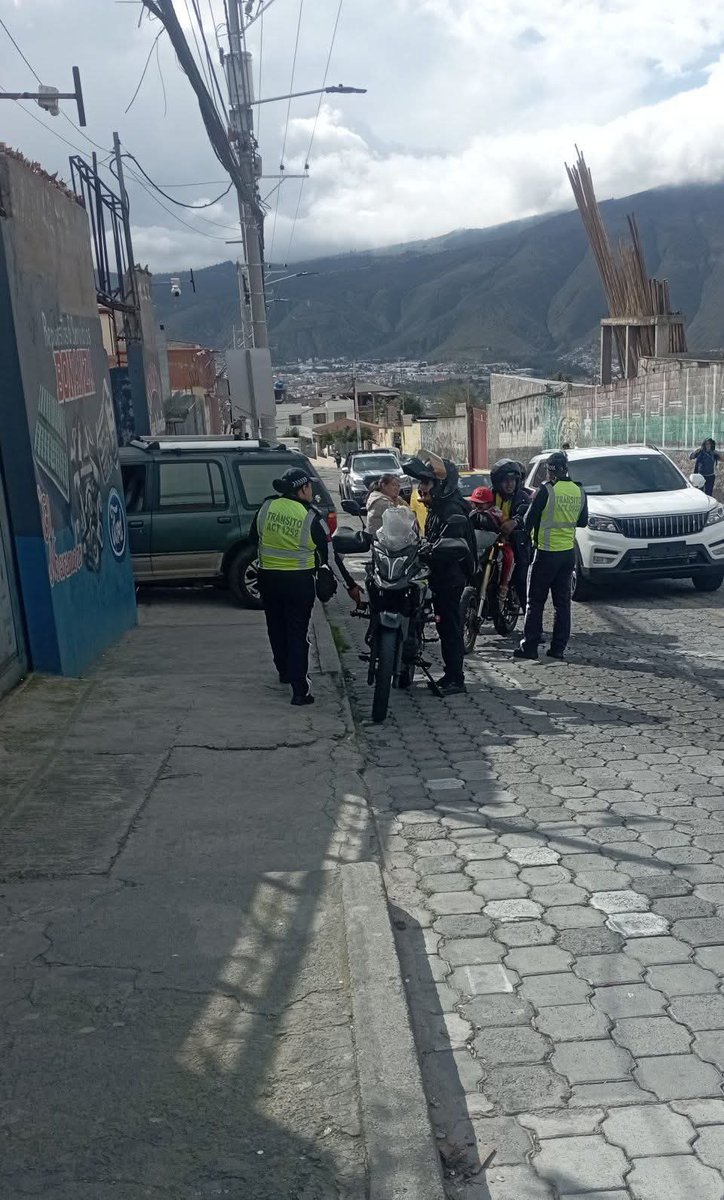 javico5283's tweet photo. @AMT_Quito señores quien autoriza o controla estos mini operativos que hacen los agentes en Morán Calderon, se paran en cualquier calle y empiezan hacer tráfico https://t.co/MARkGCdOLD