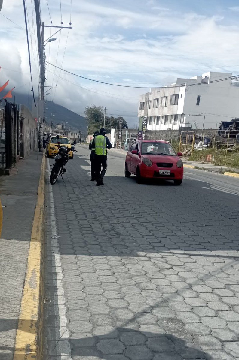 javico5283's tweet photo. @AMT_Quito señores quien autoriza o controla estos mini operativos que hacen los agentes en Morán Calderon, se paran en cualquier calle y empiezan hacer tráfico https://t.co/MARkGCdOLD