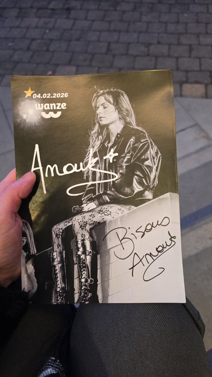 eryned98's tweet photo. Que demander de plus ??! Photo, dedicasse et message !! Ma dinguerie 🤯🥺🫶
#StarAcademyleLive #StarAcademy #anouk https://t.co/NwzMrXH18y