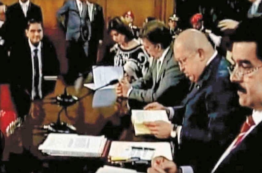 Profe <a href="/sergio_fajardo/">Sergio Fajardo</a> no se le olvide que quien llevó a Saab como empresario para enriquecerse con Chávez fue su esposa María Ángela Holguín siendo canciller de Santos.