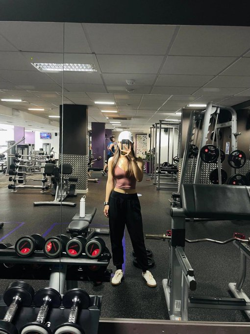 Lola55dlm's tweet photo. Working on myself, one rep at a time. The gym is my happy place where I push my limits and strive for progress. Embracing the grind every day! 💪 https://t.co/vpdfe0pzSI
