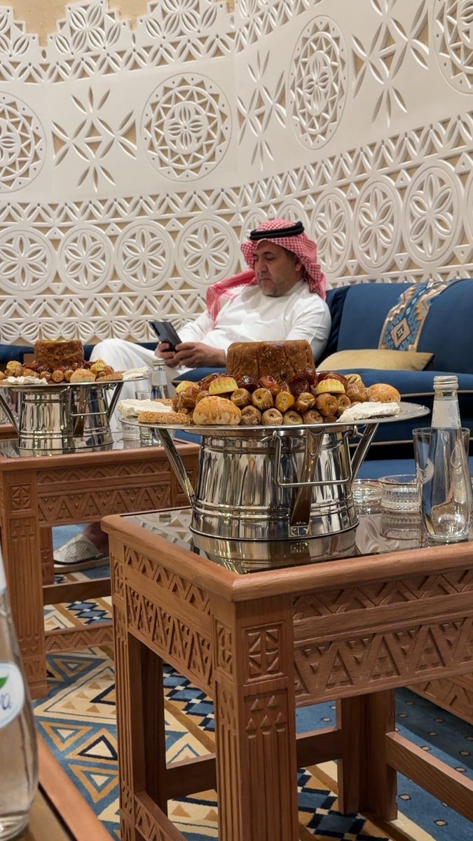 #الصمان 
#شخصيات_من_مطير الشيخ  منيف بن نايف بن درويش.
يقول الشاعر #ضيف_الله_غزاي 

لاتوصي الطيّب على ماقف الطيب
اللي  على  كبار   المواقف   تعود

ولا تخاوي اللي مايعرف المواجيب
يمشي  معك وأن  صمّل العلم عود