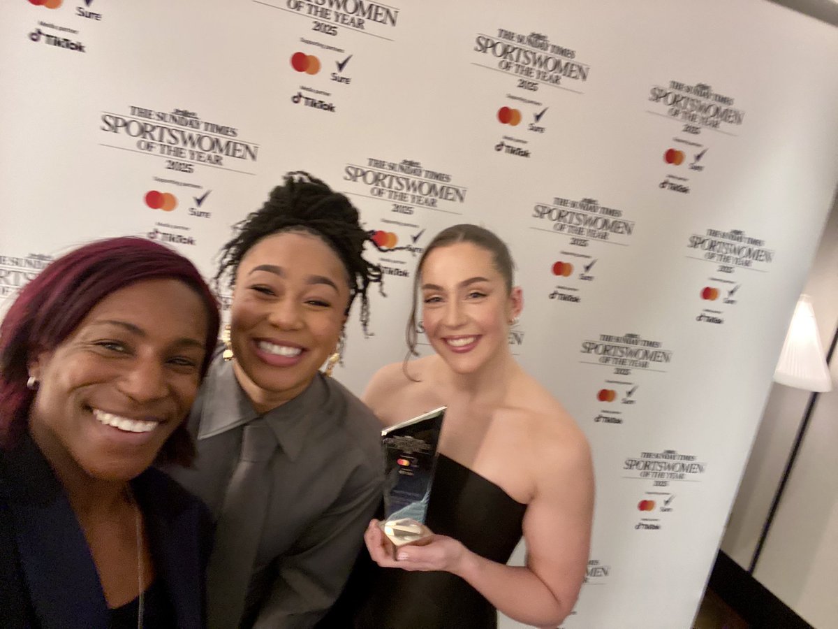 MaggieAlphonsi's tweet photo. Women’s rugby does the double at the Sunday Times Sportswomen of the Year Awards 🏆🏆

Huge congratulations to the #RedRoses for winning Team of the Year and to Ellie Kildunne on winning the Sportswoman of the Year 👏🏾👏🏾

It was an honour to be able to present the Team of the Year Award to Sadia Kabeya and Holly Aitchison. Great night all round celebrating the amazing achievements of so many fantastic women. #SWOTY