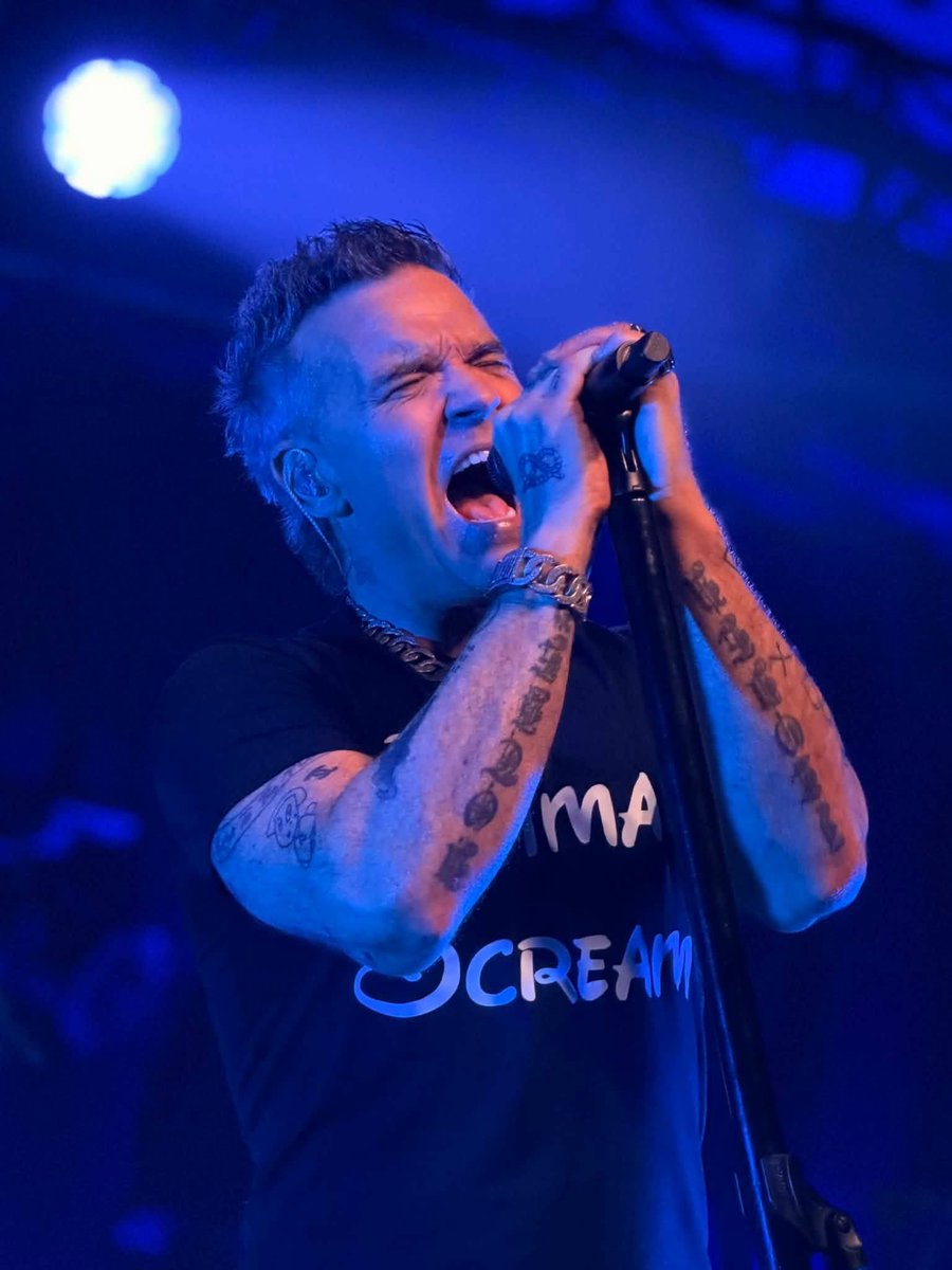 Sweet baby Jesus 🔥🔥🔥

T-shirt - Hopeium 

Attitude - Green Eyed Mental Boy 💚

<a href="/robbiewilliams/">Robbie Williams</a> #Long90s live at the Barrowlands tonight 🏴󠁧󠁢󠁳󠁣󠁴󠁿

What a time to be alive… 

Team RWFanfest ❤️
📸 Jenny Crossling