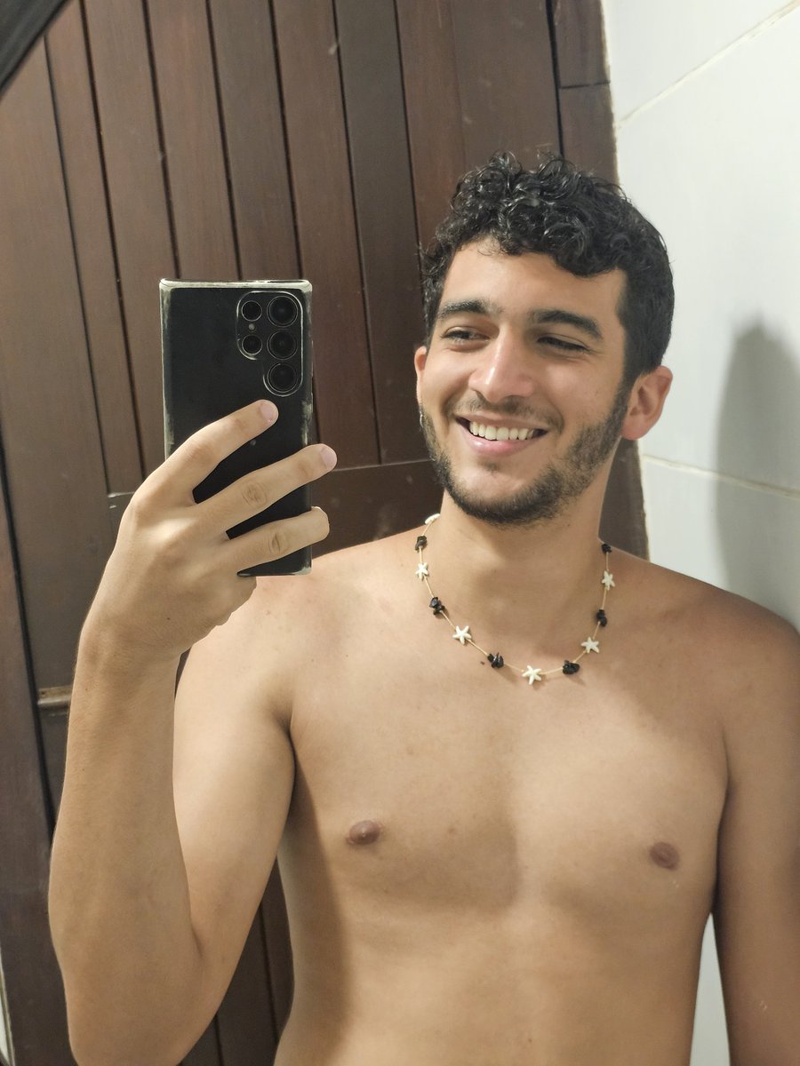 issoeumesmo's tweet photo. Eu amei meu colarzinho novo que eu comprei em pipa https://t.co/hNozLYfONa