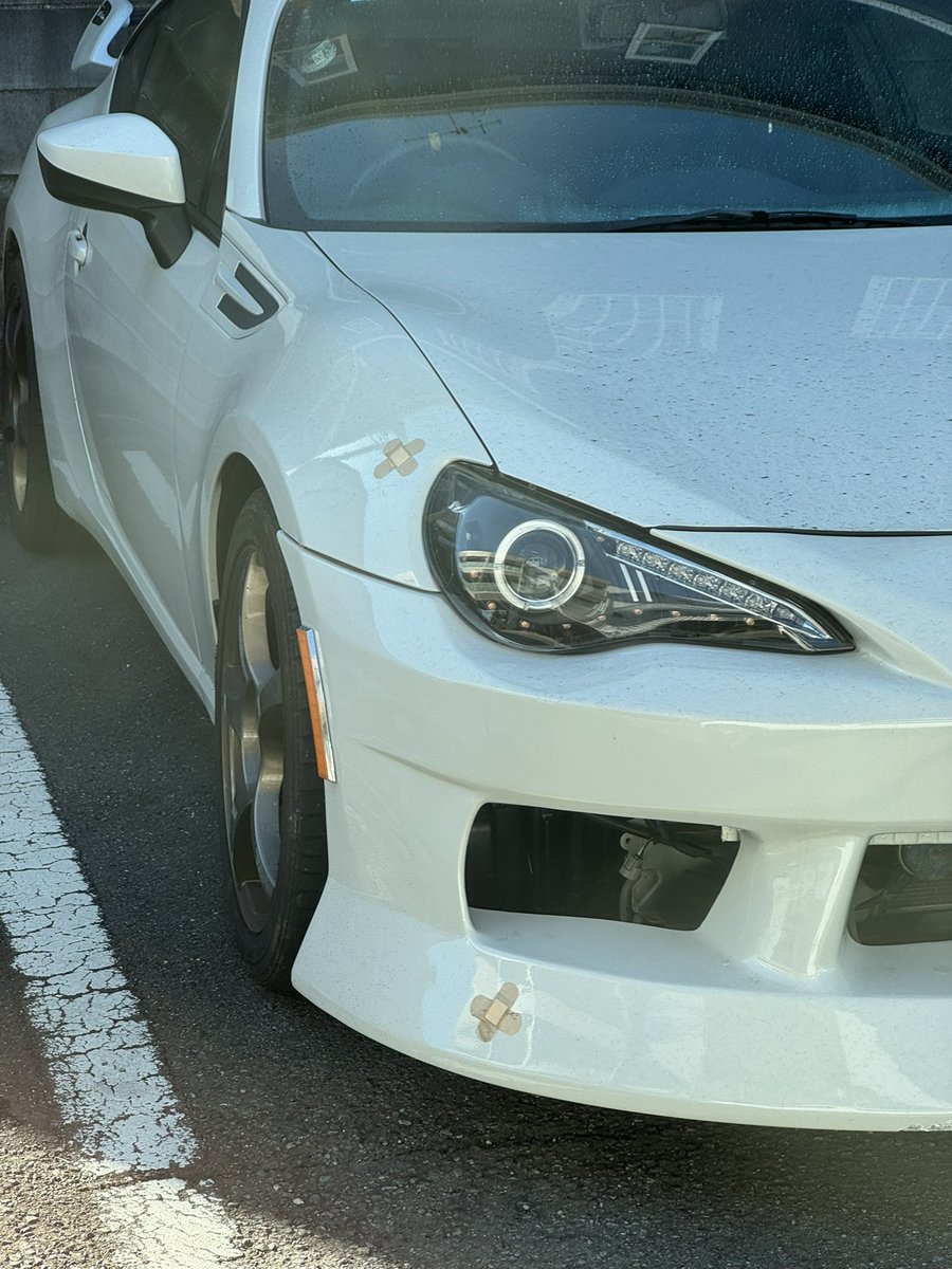 なんで車に絆創膏貼ってるんですか？（笑）
怪我しちゃったのかな？？🤔🤔🤔