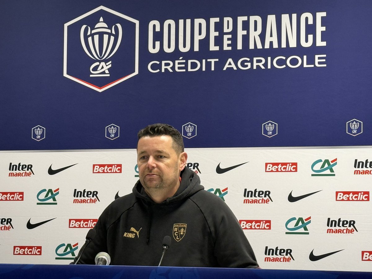 clemmeunier's tweet photo. Pierre Sage «On a laissé de l’espoir à l’adversaire même à 4/2 » «En début de 2e période on a mis plus d’intensité » « Sur Florian Sotoca, c’est un joueur qui se bat, il mérite, il a été décisif et ça peut amener des choses à évoluer. Il est important » @RCLens #EstacLens https://t.co/QrLIpax777