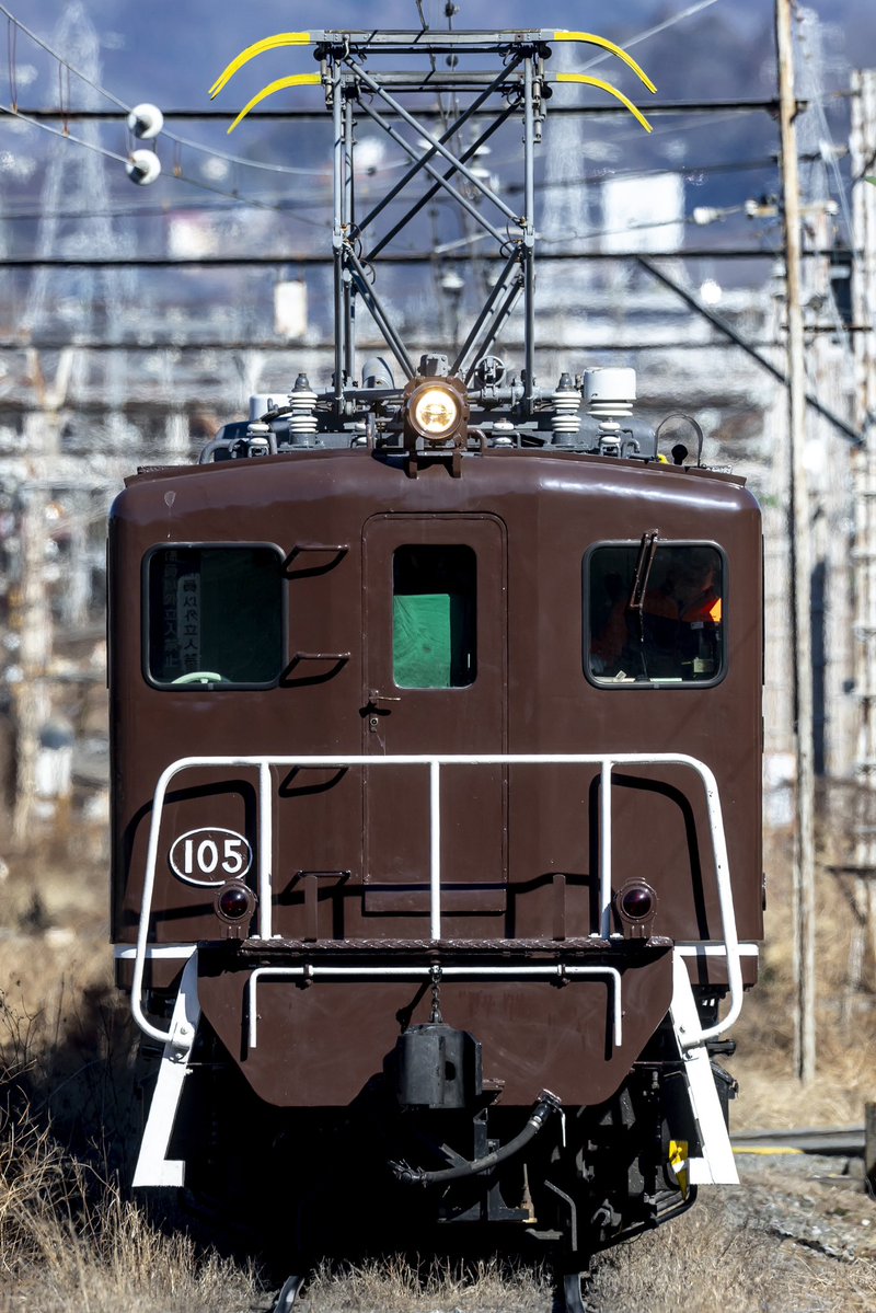 BondsSam's tweet image. 2026.2.3 秩父鉄道
現着して待ってから2本目の7403レは、まさかのスペマ機デキ105でした。お昼でメラメラを食らってしまいましたが、三輪線に向かって行く姿と折り返し7404レの石灰石輸送らしい画を、面縦で抜いてみました。
#秩父鉄道 #石灰石輸送 #デキ