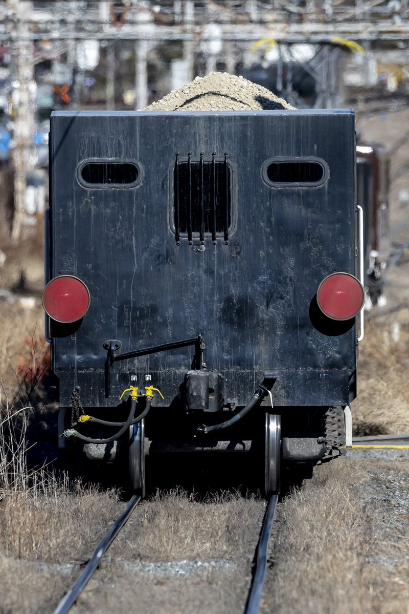 BondsSam's tweet image. 2026.2.3 秩父鉄道
現着して待ってから2本目の7403レは、まさかのスペマ機デキ105でした。お昼でメラメラを食らってしまいましたが、三輪線に向かって行く姿と折り返し7404レの石灰石輸送らしい画を、面縦で抜いてみました。
#秩父鉄道 #石灰石輸送 #デキ