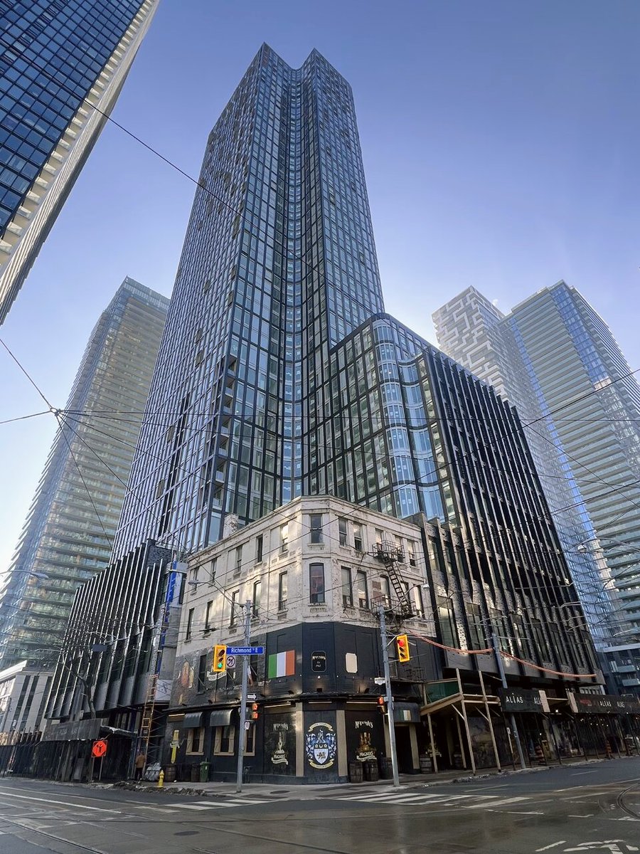 Urban_Toronto's tweet image. Rising on the east side of Downtown Toronto, Alias is advancing closer to the finish line with cladding now largely completed. urbantoronto.ca/news/2026/02/a…

#Toronto #architecture #condos #construction