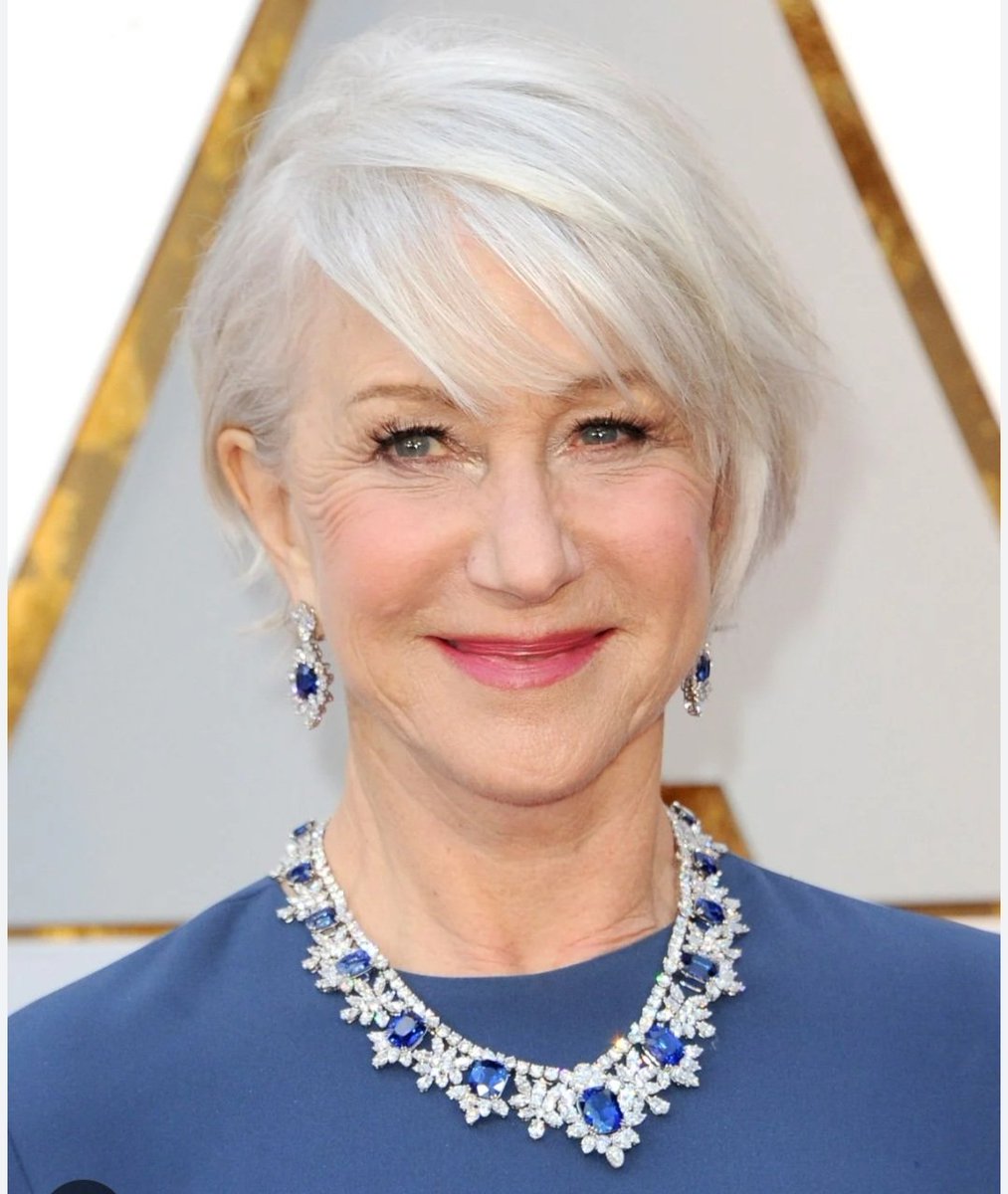 Pilar__HA's tweet image. Helen Mirren dijo una vez,
Uno de los grandes dones de envejecer es descubrir el exquisito arte de estar solo. Lo que solía ser un silencio incómodo, ahora es un lujo. La casa es tranquila, y puedo bailar en la cocina sin ser juzgada o simplemente no hacer nada. Mi mejor compañía…