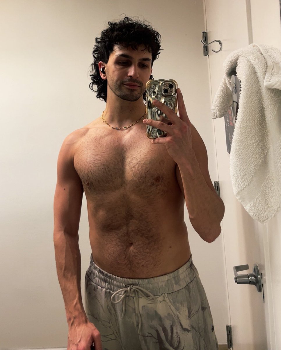 mia_spresso's tweet photo. shopped for speedos during my workout… summer plz hurry https://t.co/PBufxuGnLU