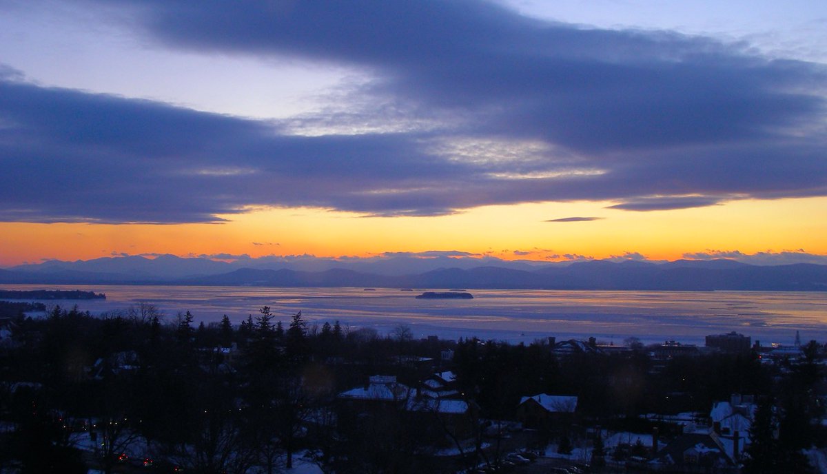shapsio's tweet image. tonight's #btvsunset - Burlington #Vermont (via #btv hazecam)