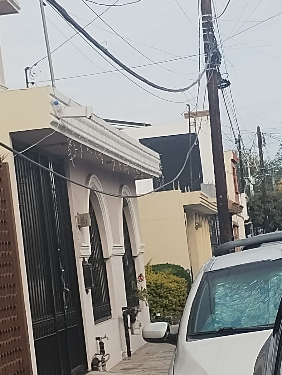 Angie72780787's tweet photo. En calle Orizaba esquina Soto la Marina col. Mitras Norte Mty, dejaron cables a nivel muy bajo @CFEmx, @CFE_Contigo   después de una reparación, argumentando ser esos cables de @Telmex , quien puede solucionar ,  vecinos muy molestos @nmasmonterrey https://t.co/DclHc4BjFv