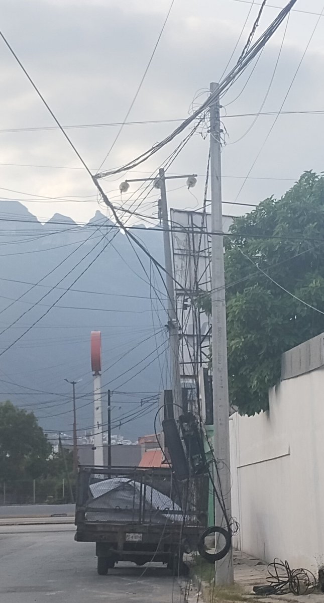 Angie72780787's tweet photo. En calle Orizaba esquina Soto la Marina col. Mitras Norte Mty, dejaron cables a nivel muy bajo @CFEmx, @CFE_Contigo   después de una reparación, argumentando ser esos cables de @Telmex , quien puede solucionar ,  vecinos muy molestos @nmasmonterrey https://t.co/DclHc4BjFv