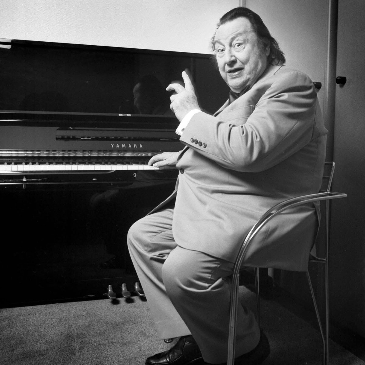 "J'ai un ami qui est xénophobe. Il déteste à tel point les étrangers que lorsqu'il va dans leur pays, il ne peut pas se supporter."
Raymond Devos