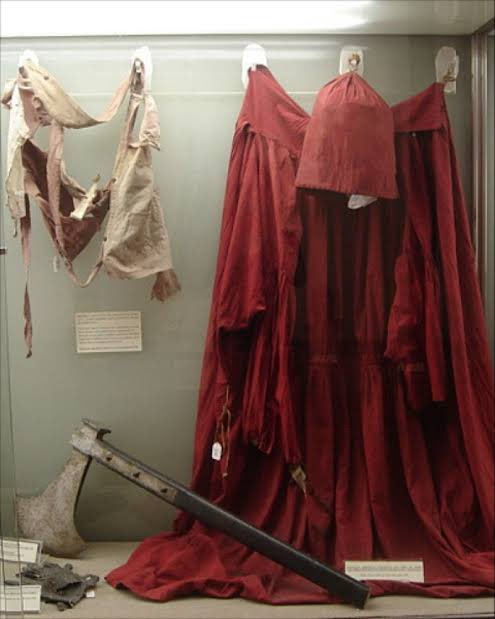 trad_west_'s tweet photo. Giovanni Battista Bugatti was the official executioner of the Vatican for more than 60 years, from 1796 to 1864.

He gave people a pinch of tobacco as a small, final earthly comfort just before the execution.

He was respected and feared in Rome, and he only crossed the Tiber River to carry out his sentences, which became a popular omen of imminent death.