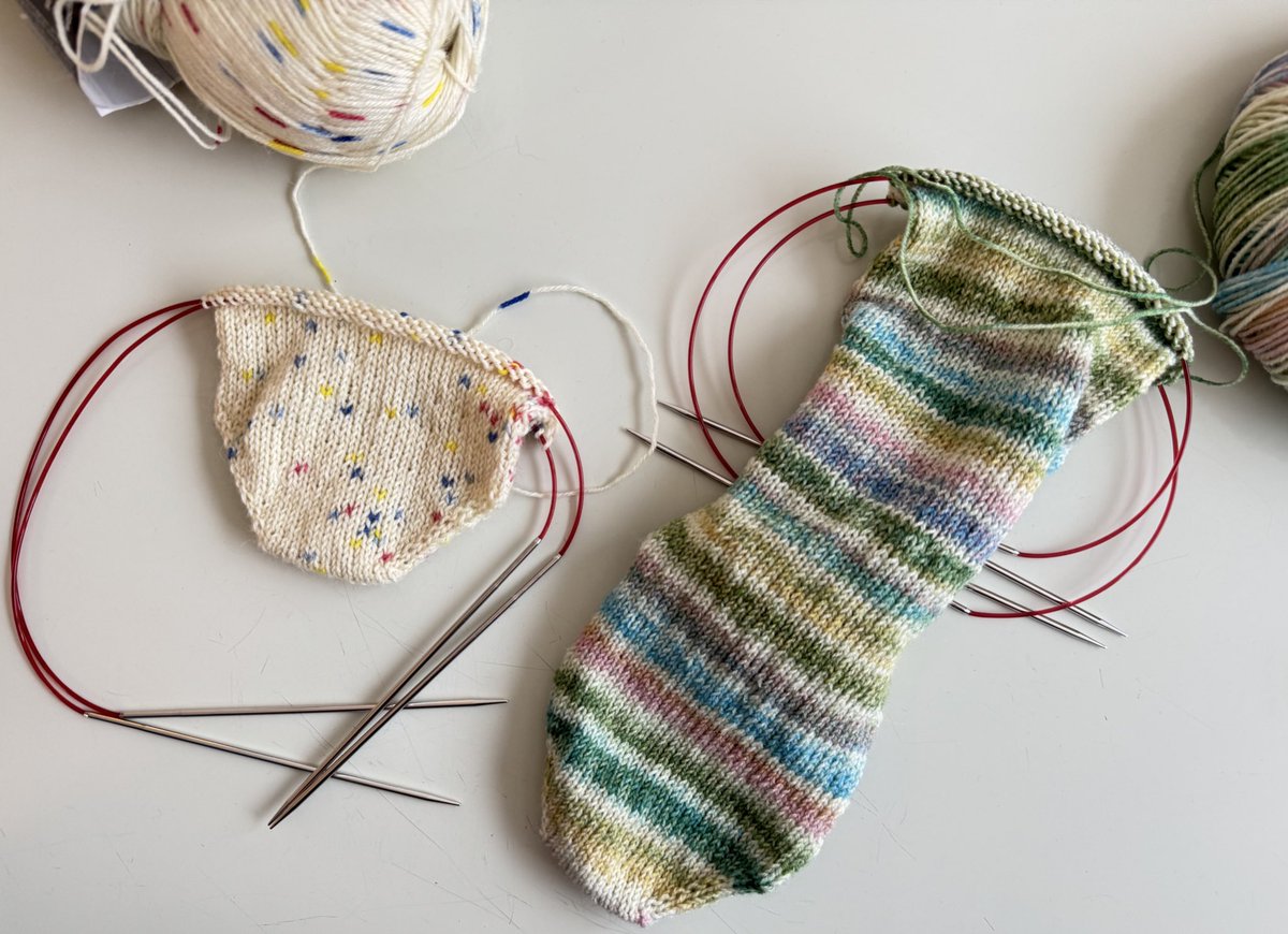 あともうちょいで完成するモノを放置して数年前に全解きしたopalの金平糖をまた編み始めてしまった。