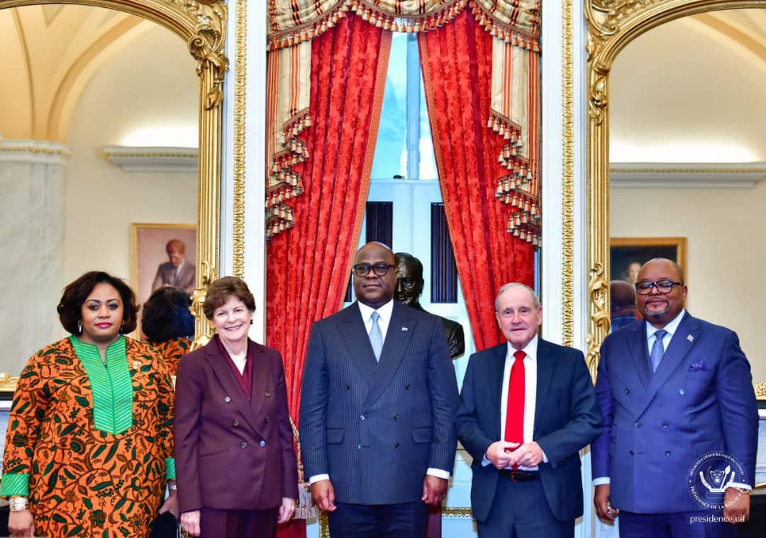 À Washington, le Président de la République, Son Excellence Félix-Antoine Tshisekedi Tshilombo, est accompagné du très Honorable Aimé Boji Sangara aux échanges de haut niveau avec des membres du Sénat des États-Unis, notamment le Sénateur Jim Risch et la Sénatrice Jeanne Shaheen.