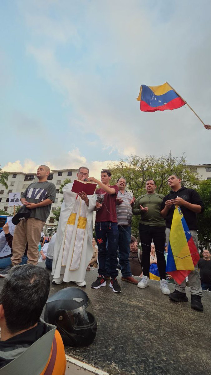 VenteMerida's tweet image. Unidos en oración en la misa por nuestros presos políticos liberados de Mérida. Gracias a Dios y a la valentía de los héroes merideños, seguimos iluminados por la fe en el camino hacia una Venezuela libre y próspera. 

¡Libertad para todos los presos políticos!

#Mérida