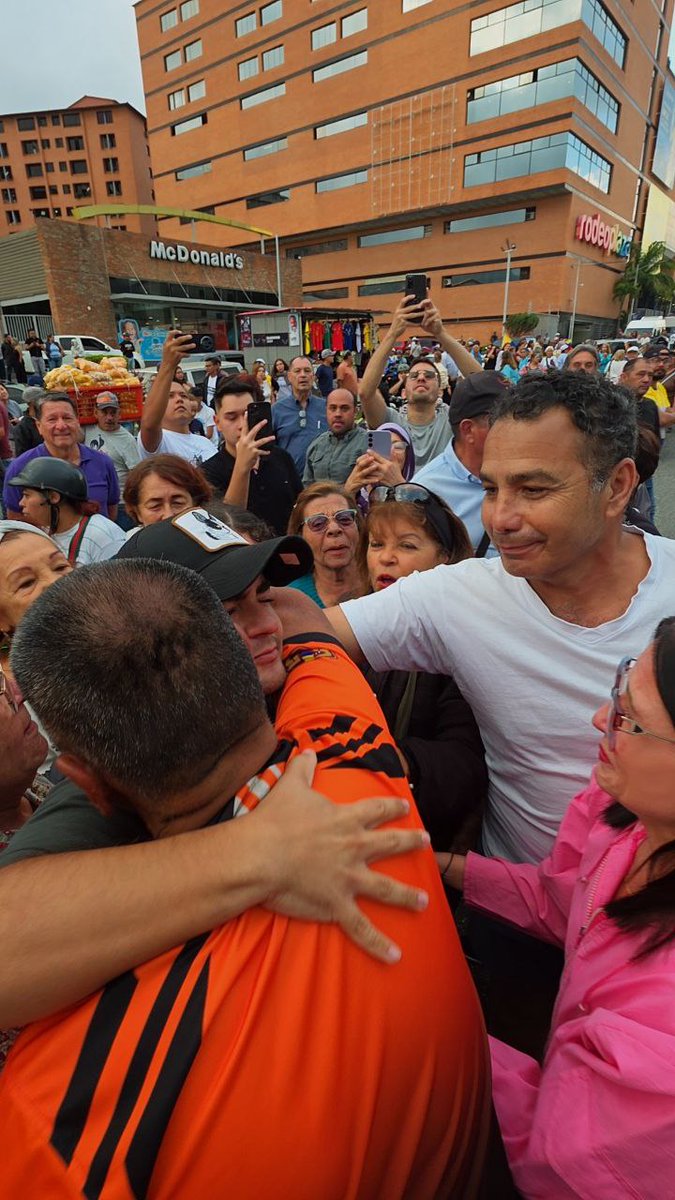 VenteMerida's tweet image. Unidos en oración en la misa por nuestros presos políticos liberados de Mérida. Gracias a Dios y a la valentía de los héroes merideños, seguimos iluminados por la fe en el camino hacia una Venezuela libre y próspera. 

¡Libertad para todos los presos políticos!

#Mérida