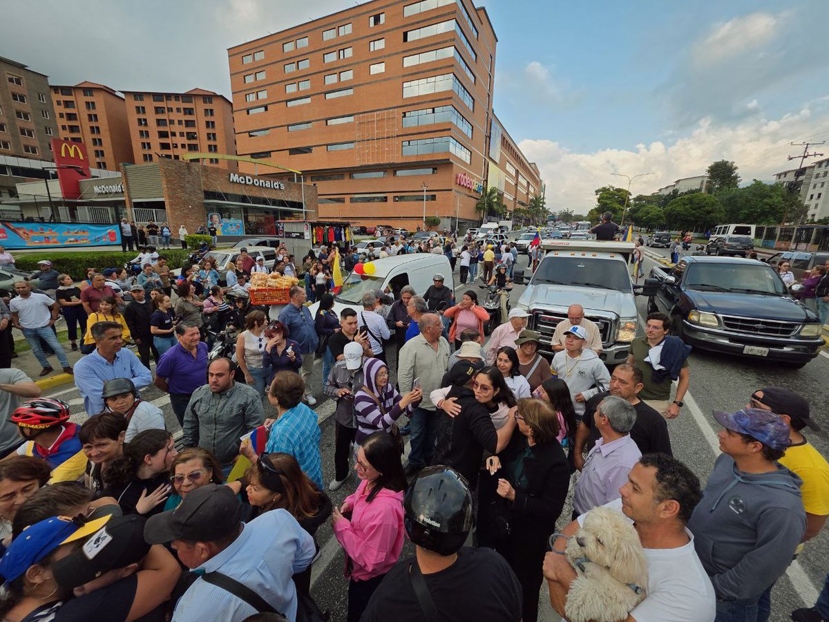 VenteMerida's tweet image. Unidos en oración en la misa por nuestros presos políticos liberados de Mérida. Gracias a Dios y a la valentía de los héroes merideños, seguimos iluminados por la fe en el camino hacia una Venezuela libre y próspera. 

¡Libertad para todos los presos políticos!

#Mérida