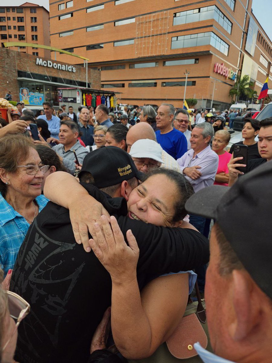 Unidos en oración en la misa por nuestros presos políticos liberados de Mérida. Gracias a Dios y a la valentía de los héroes merideños, seguimos iluminados por la fe en el camino hacia una Venezuela libre y próspera. 

¡Libertad para todos los presos políticos!

#Mérida
