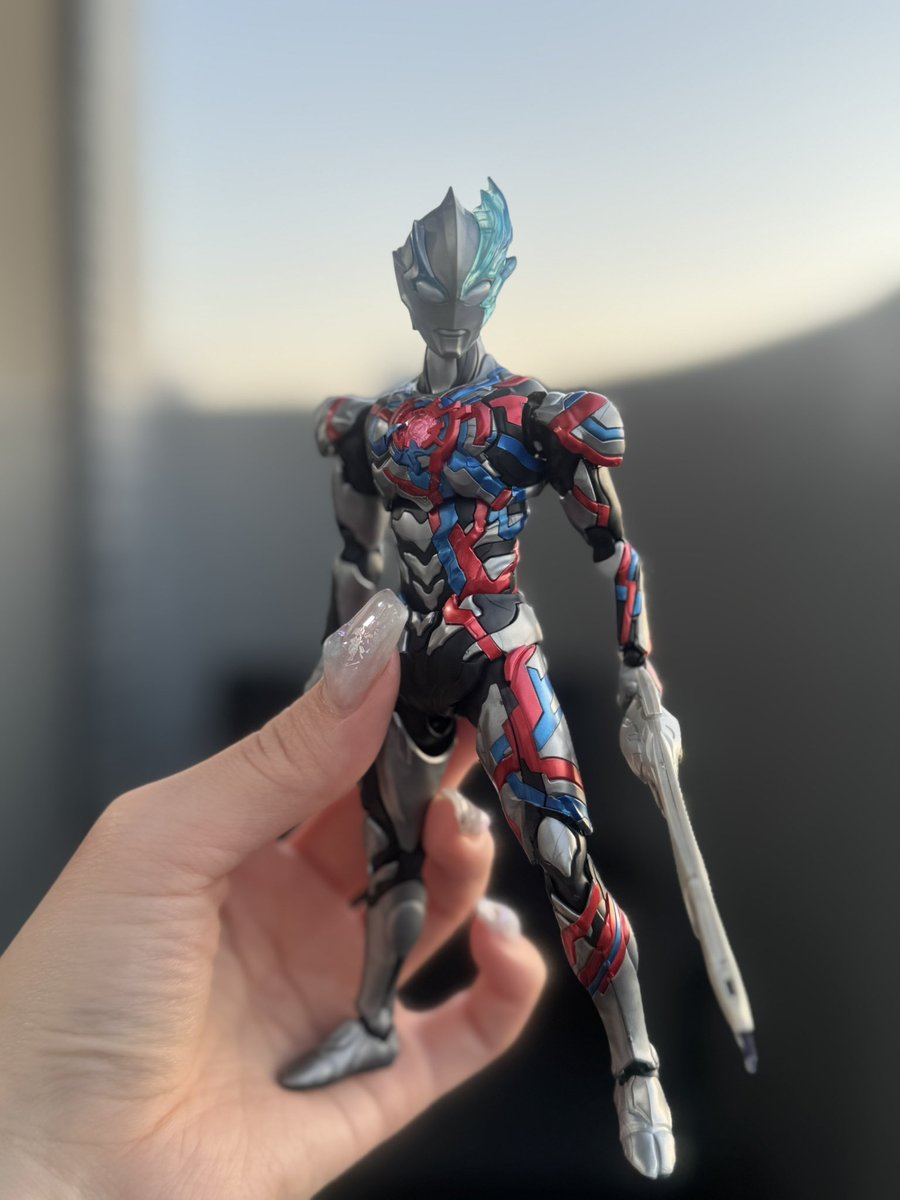 hin_n03's tweet photo. ウルトラマンはとても大きいらしい

後藤さんリスペクトで作ったの。
作ってみると愛着が湧きまして
イケメンだイケメンだ、とぶつぶつ。

#ウルトラマンブレーザー
#プラモ https://t.co/bs1m2sHpvz