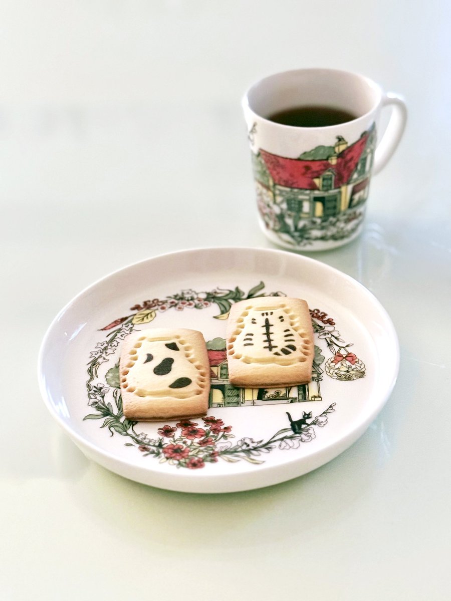 おはようございます。
世界一美しいストレッチを見てしまった朝です…🙈
そしてものすごく美しい🐈‍⬛を見てしまった気がするので尾道で買った猫の🍪とジジ🐈‍⬛ちゃんの食器です…🙈

羽生くん、頑張るパワーと癒しの力を両方もらえる最高すぎる動画を本当にありがとう。めちゃくちゃ幸せです😭
 #羽生結弦