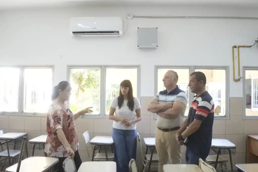 Avanzan con trabajos de pintura en más de 20 instituciones educativas

📰 Leé la nota completa 👇🏻
elregionalvm.com.ar/noticias-villa…

#institucioneseducativas #FODEMEEP #Accastello