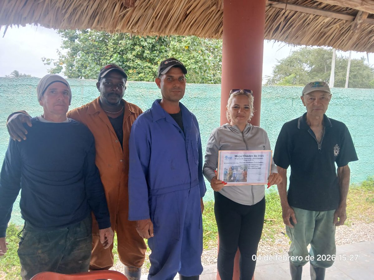 Edwindprh's tweet photo. Entregamos reconocimiento a la Directora de la UEB de Acueducto y Alcantarillado Majagua emitido por el OSDE Agua y Saneamiento como mejor cuadro dentro de los 6 reconocidos a nivel de país. #INRHCuba #LatirAvileño https://t.co/vzld65diIX