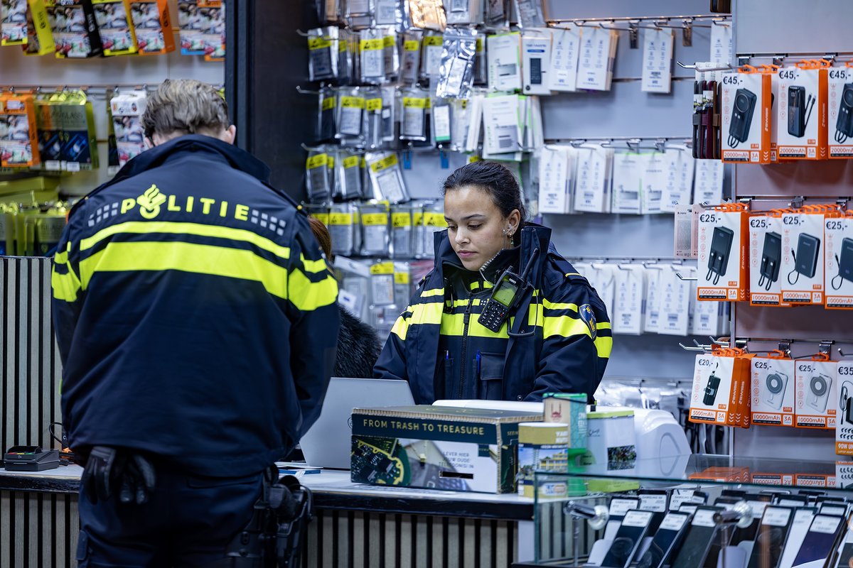 mvbergen's tweet photo. En man is aangehouden na een #overval op een telecomwinkel aan de #kinkerstraat in #Amsterdam, de #politie heeft de zaak in onderzoek https://t.co/GXvAmXNWRH