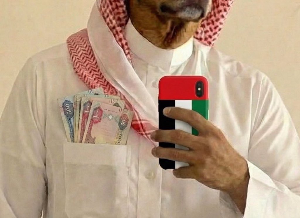 <a href="/halgawi/">حسين الغاوي</a> الخطأ الكارثي الذي وقعوا فيه،هو أنهم اعتقدوا أن  تجميع المرتزقة المُستأجَرين ليكونوا أبواق تطبيل،سيحقق لهم مايفعله المجنسون من لاعبي كرة القدم الذين يجلبون البطولات،لكنهم اكتشفوا أن مُرتزقتهم لايُجيدون اللعب سوى على مُشغّليهم الذين إنضحك عليهم وتبددت أموالهم وطارت أحلامهم معها،بل