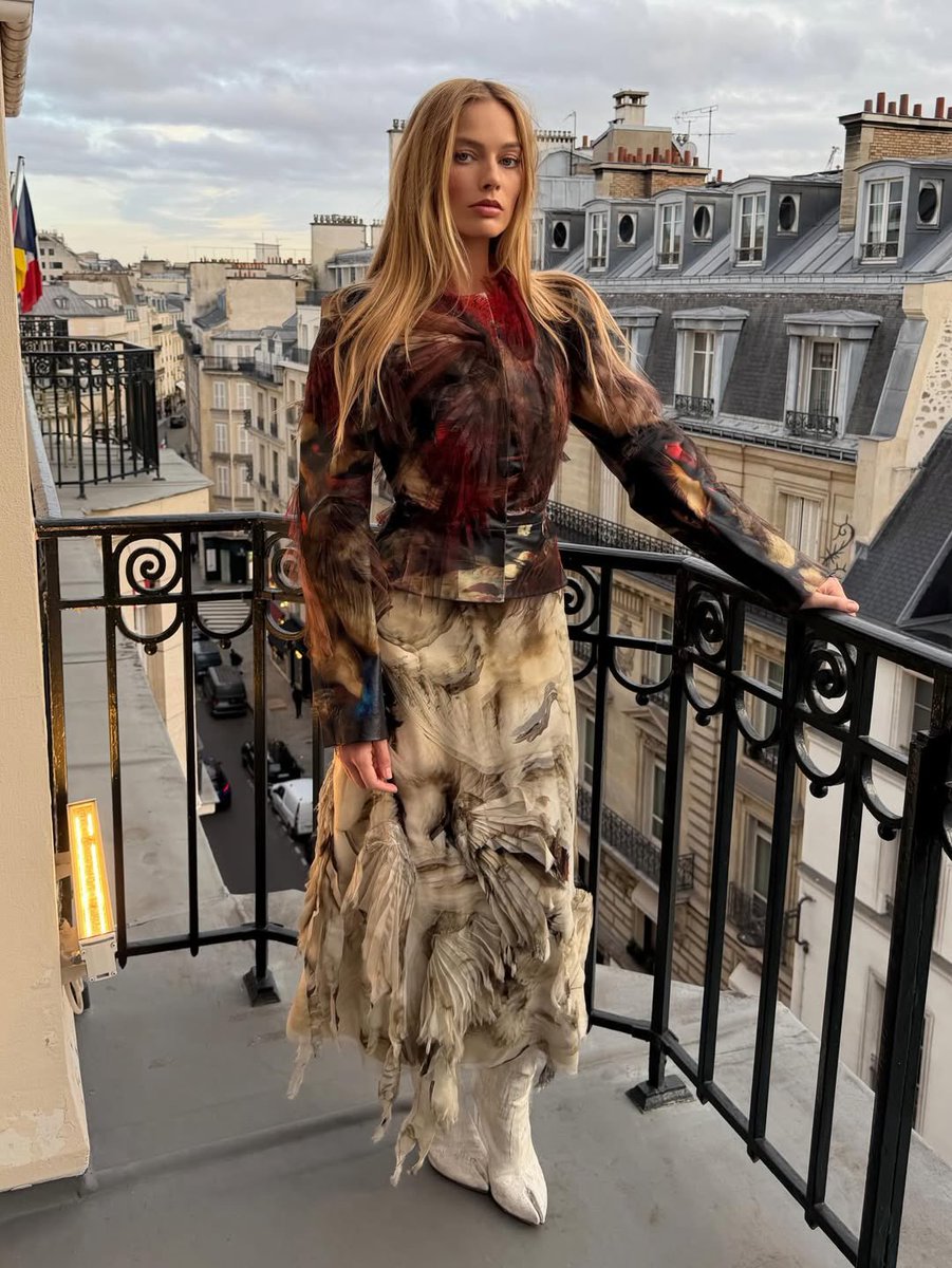 upnextdesigner's tweet photo. Margot wearing Margiela couture by Glenn Martens https://t.co/oFtoySYUMc
