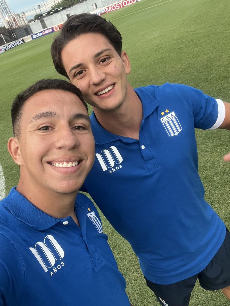 🤳🤩

Nuestros guerreros, en el campo de juego del 🏟️ Ciudad de Caseros. 

¡VAMOS POR TODO! 💙🤍🫂