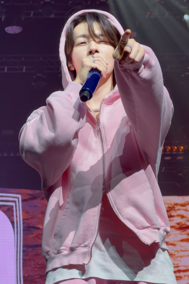 Donghae es como un pastelito rosa con este abrigo, me encanta como se le ve