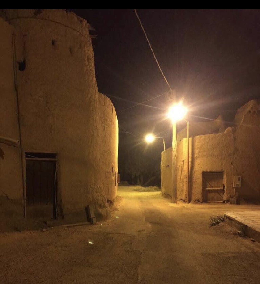 KQwertyuioxxo's tweet photo. قال صل الله عليه وسلم :

{ لا يدخلُ الجنَّةَ من كانَ في قلبِه مثقالُ ذرَّةٍ مِن كِبْرِ، ولا يدخلُ النَّارَ مَن كانَ في قلبِه مثقالُ ذرَّةٍ من إيمانٍ. فقال رجلٌ: يا رسولَ اللَّهِ، الرَّجلُ يحبُّ أن يَكونَ ثوبُه حسنًا، ونعلُه حسنةً، فقال رسولُ اللَّهِ صلَّى اللَّهُ عليهِ وسلَّمَ: إنَّ اللَّهَ جميلٌ يحبُّ الجمالَ، إنَّ الكِبْرَ مَن بطِرَ الحقَّ وغمَصَ النَّاسَ }

بطر الحق :  رفضه والتعالي عليه
وغمَصَ :  اي احتقارهم