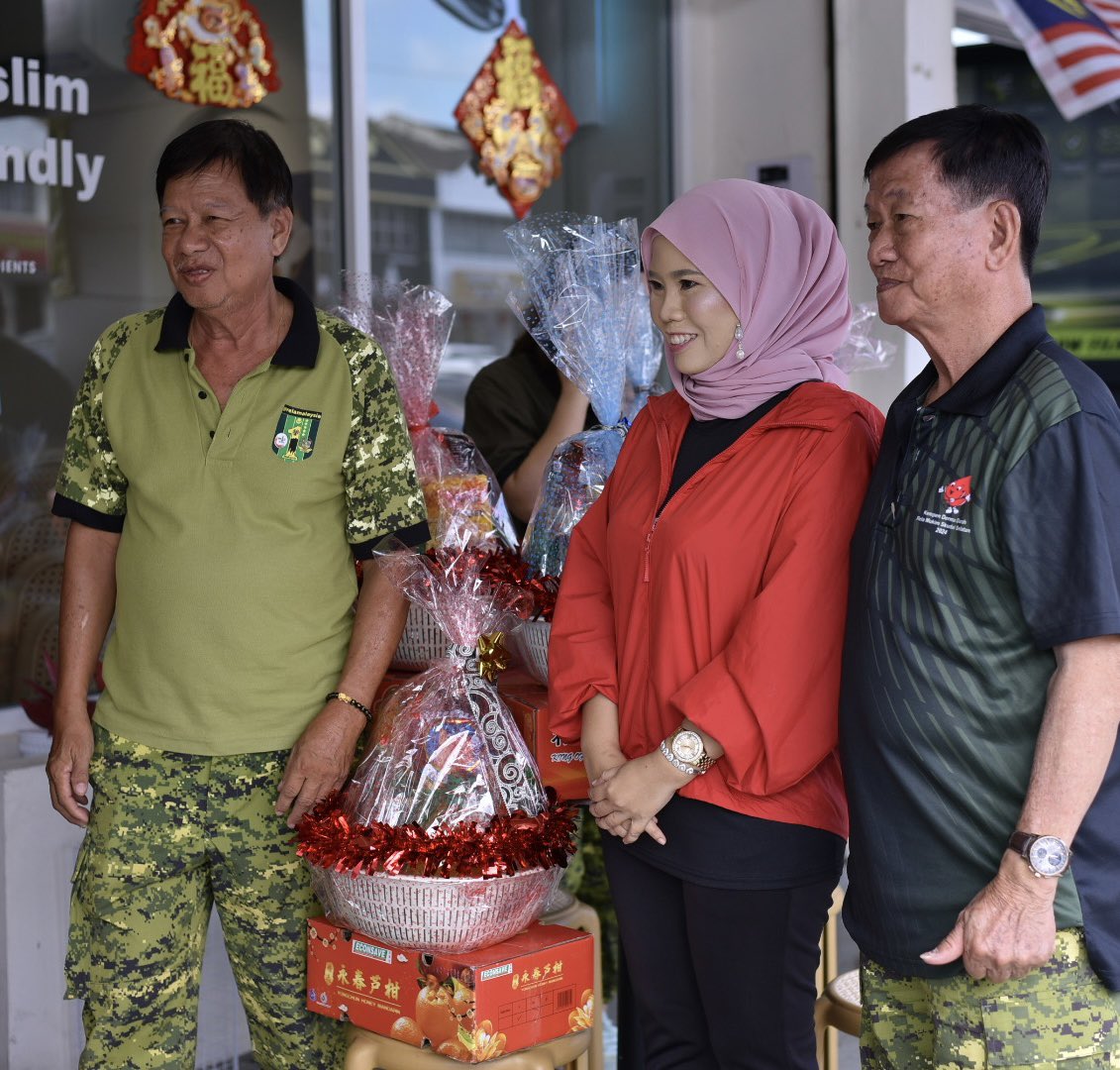 Raikan kedatangan Tahun Baru Cina bersama anggota2 RELA berbangsa cina .. 
Ambil peluang duduk bersama dan mendengar permasalahan mereka..
#listenandAction 
Kami juga berikan sedikit cenderahati semoena CNY… 
Happy Chinese New Year 🥳
